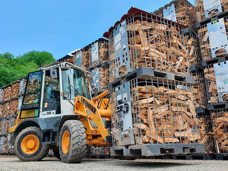 Фото ящиков 1SM с колотыми дровами навалом