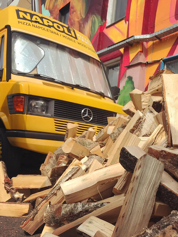 Доставка колотых дров в пиццерию